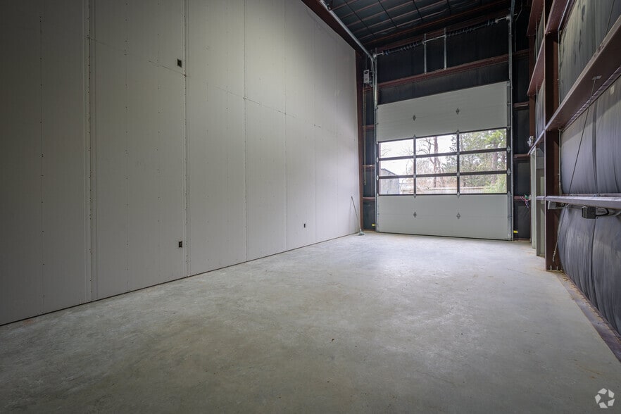 More Photos Of 17214 Huffmeister Rd, Cypress Showroom For Sale