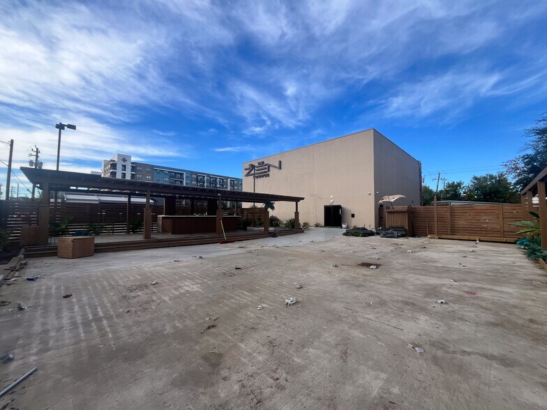 More Photos Of 5316 Washington Ave, Houston Bar For Lease