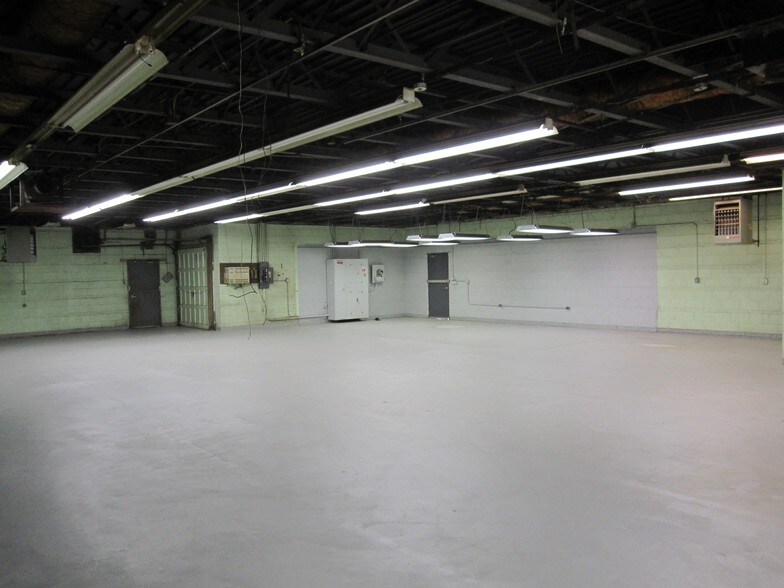 More Photos Of 4507-4511 W Belmont Ave, Chicago Distribution For Sale