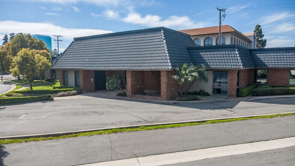 More Photos Of 550 N Golden Circle Dr, Santa Ana Office For Lease