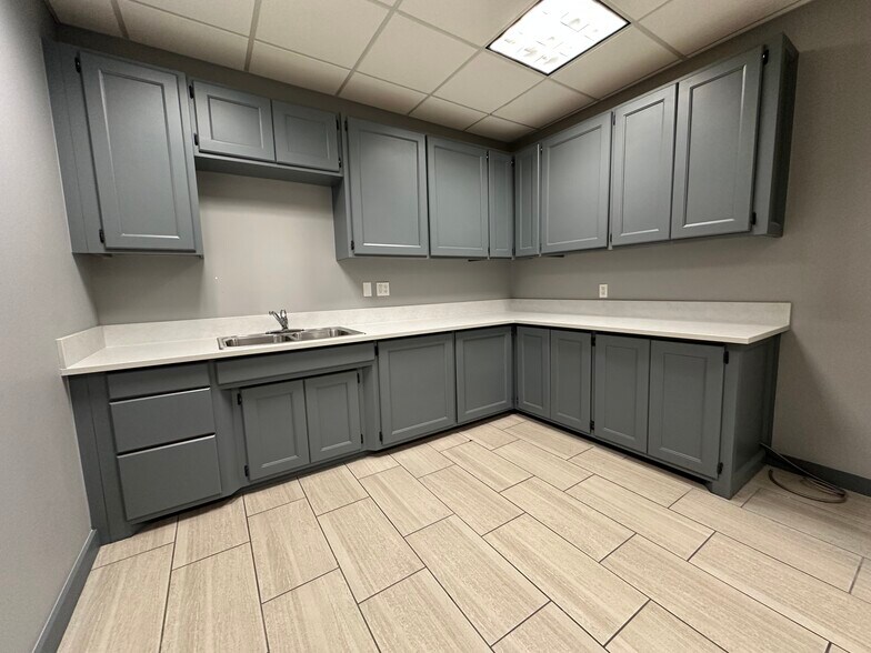More Photos Of 3209 N Flood Ave, Norman Medical For Lease