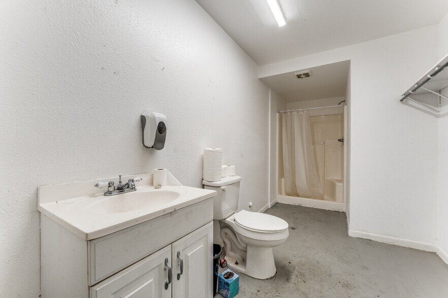 More Photos Of 4515 Smith Rd, Von Ormy Truck Terminal For Lease