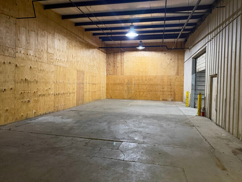 More Photos Of 11305 S I-44 Service Rd, Oklahoma City Showroom For Lease