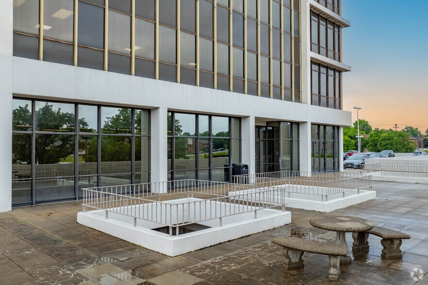 More Photos Of 7162 Reading Rd, Cincinnati Medical For Lease