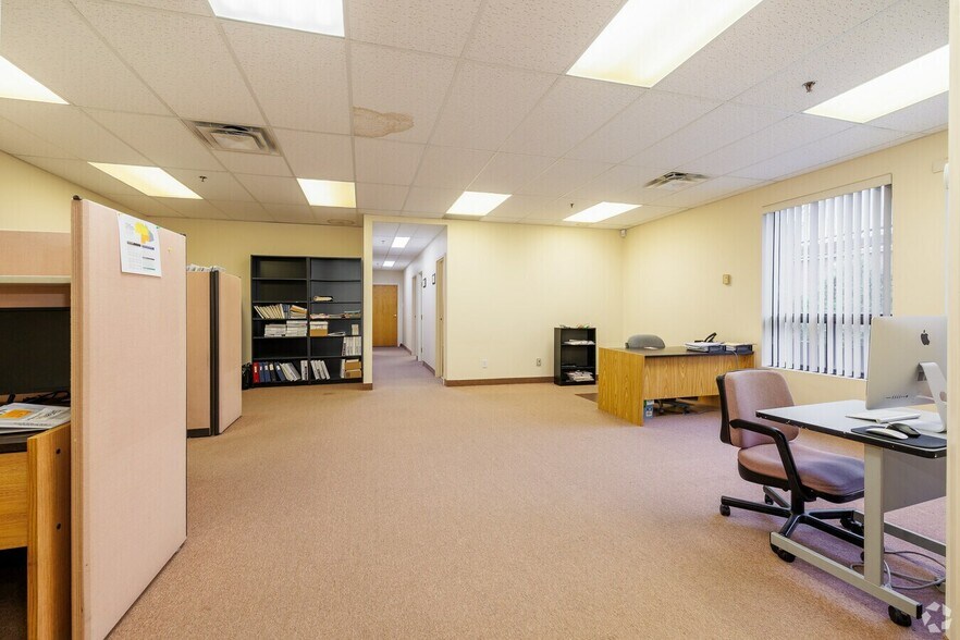 More Photos Of 2369-2395 Rue Rue Guénette, Saint-Laurent Light Distribution For Sale