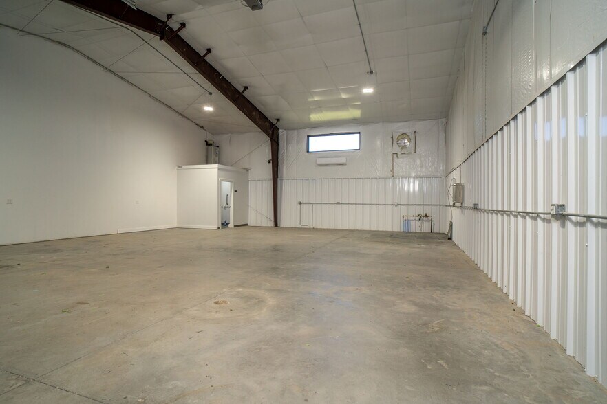 More Photos Of 1571 Pleasants Dr, Mount Crawford Warehouse For Lease