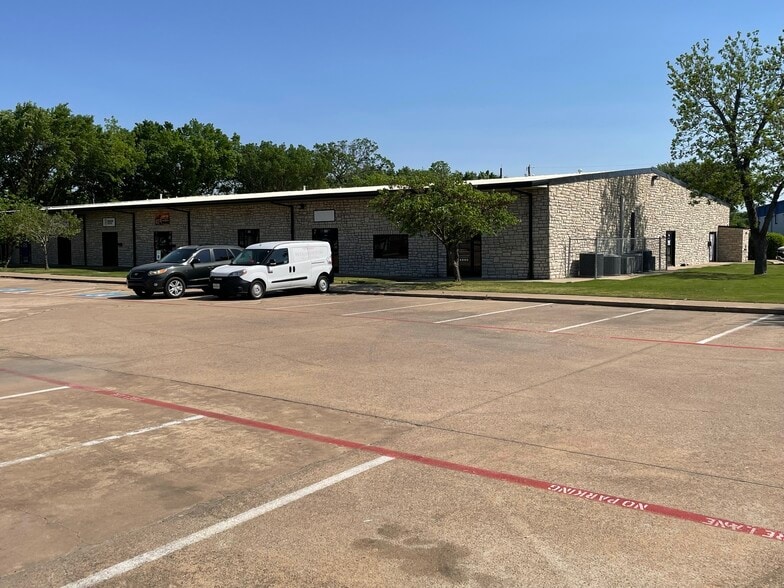 More Photos Of 194 Industrial Blvd, McKinney Showroom For Lease