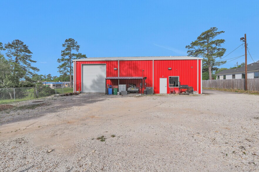 More Photos Of 1308 N Frazier St, Conroe Service For Sale