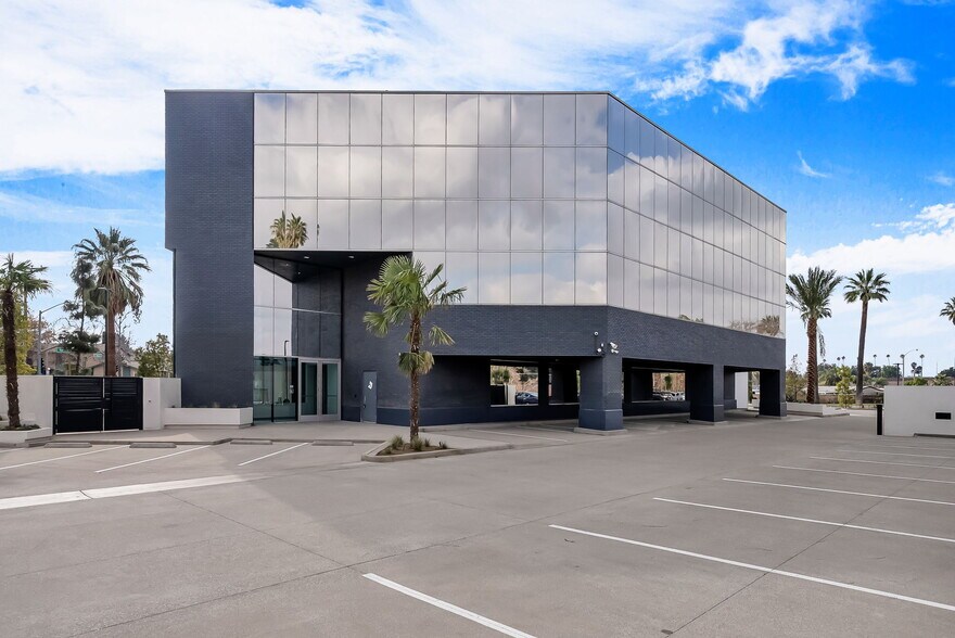 More Photos Of 1533 Spruce St, Riverside Office For Lease