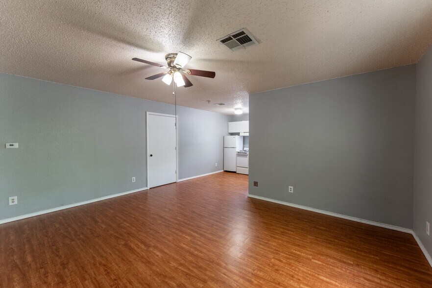 More Photos Of 2003 Medical Pky, San Marcos Medical For Sale