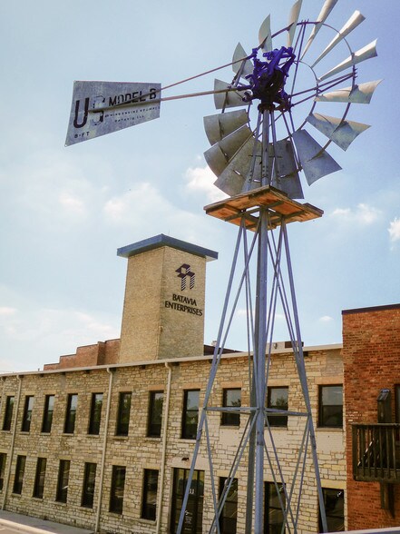 More Photos Of Flinn St, Batavia Showroom For Lease