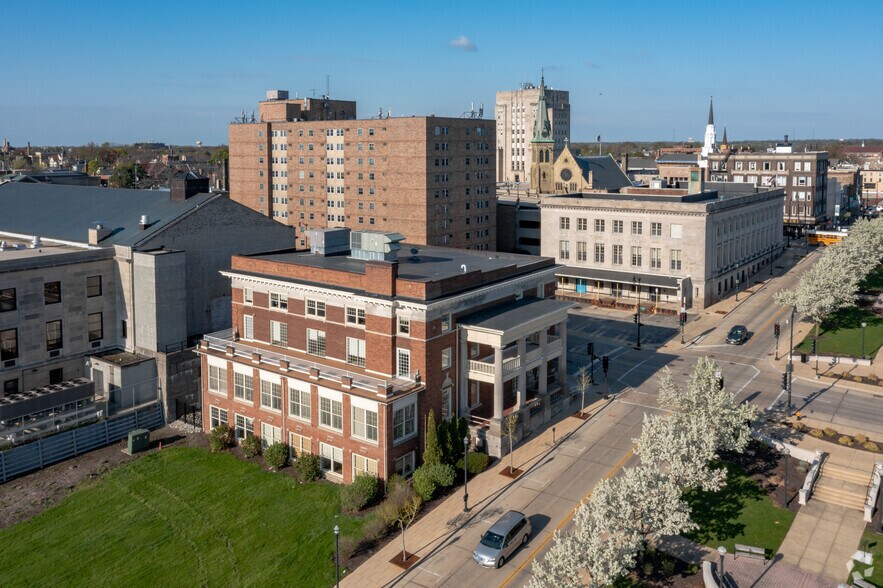 More Photos Of 601 Lake Ave, Racine Office For Lease
