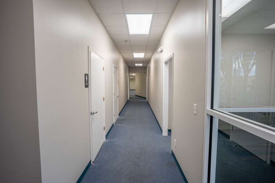 More Photos Of 6950 112th Cir, Largo Warehouse For Lease