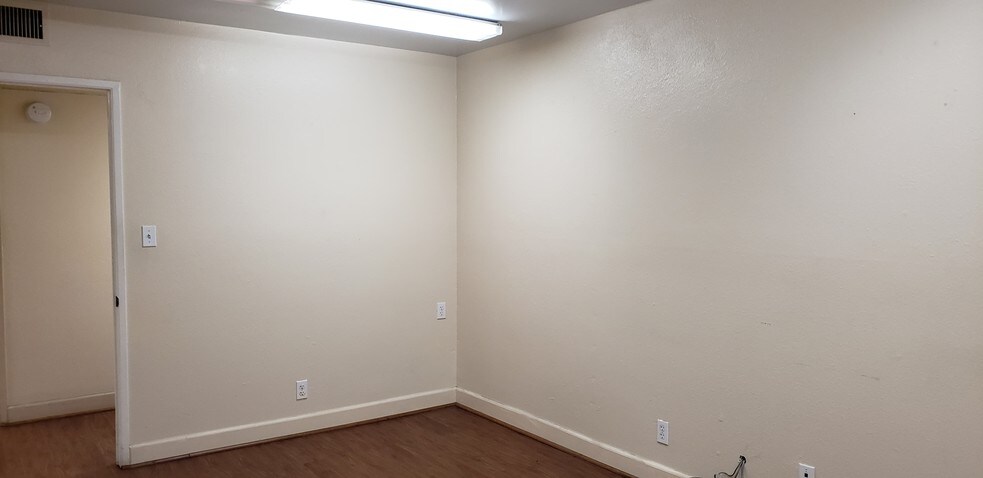 More Photos Of 350 W Compton Blvd, Gardena Manufacturing For Sale