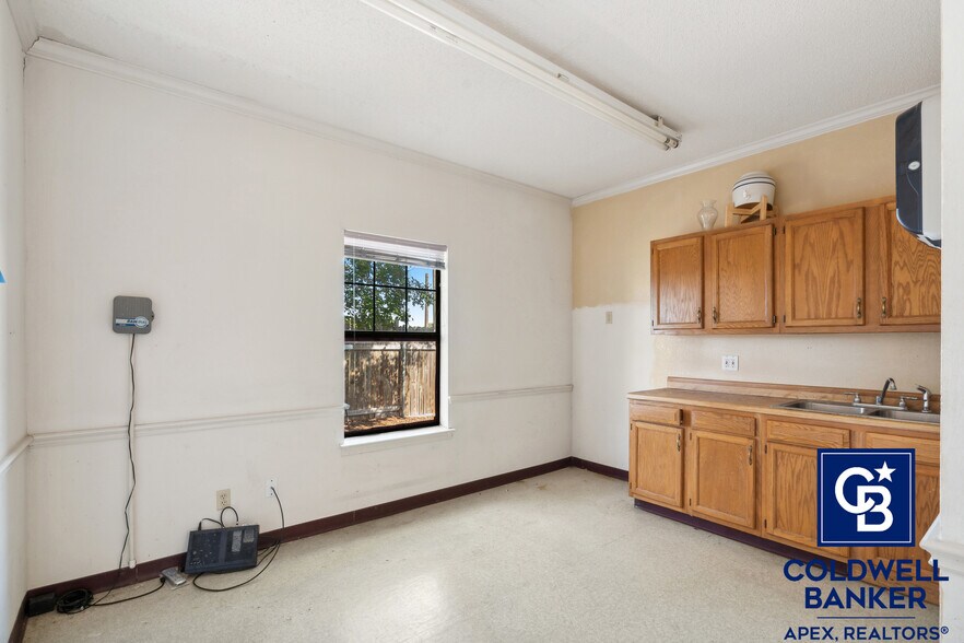 More Photos Of 302 Lincoln Park Dr, Cleburne Medical For Sale