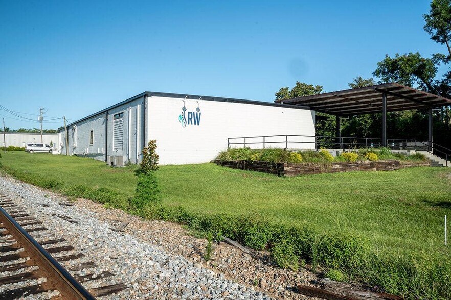 More Photos Of 214 S Church St, Dublin Flex For Sale