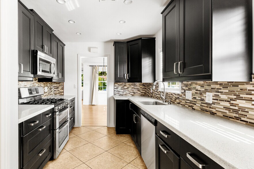 More Photos Of 5131 Don Pio Dr, Woodland Hills Multifamily For Sale