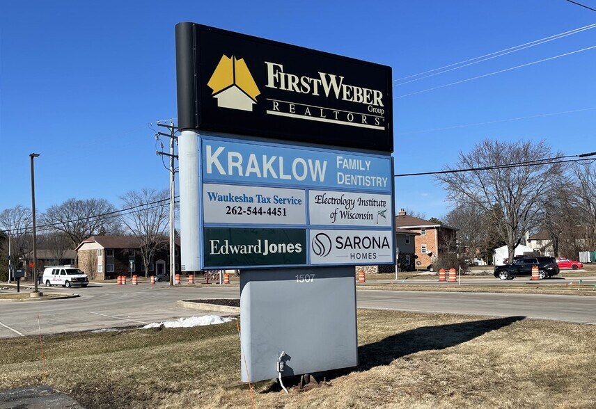 More Photos Of 1507 E Sunset Dr, Waukesha Medical For Lease
