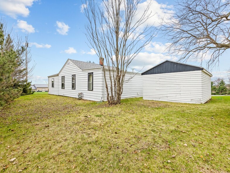 More Photos Of 2280 S Rock City Rd, Ridott Multifamily For Sale