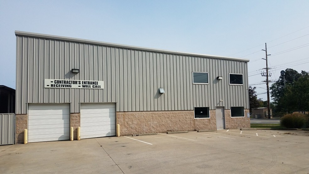 More Photos Of 10691 Kenwood Rd, Cincinnati Showroom For Lease