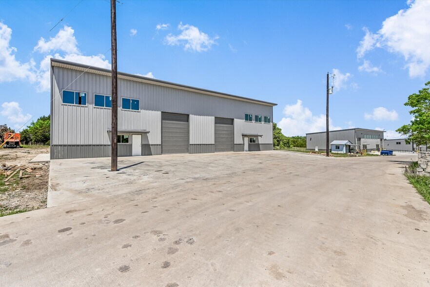 More Photos Of 10020 Darden Hill Rd, Austin Light Distribution For Lease