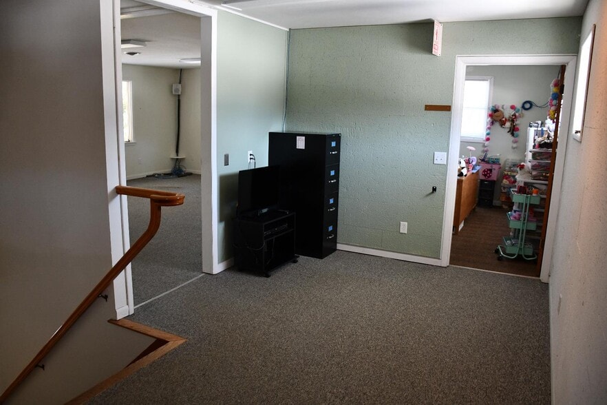 More Photos Of 107 Corona Ave, Groton Warehouse For Sale