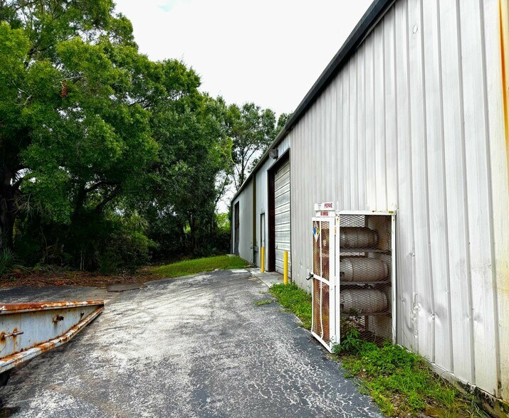 More Photos Of 2214 N Washington Blvd, Sarasota Warehouse For Lease
