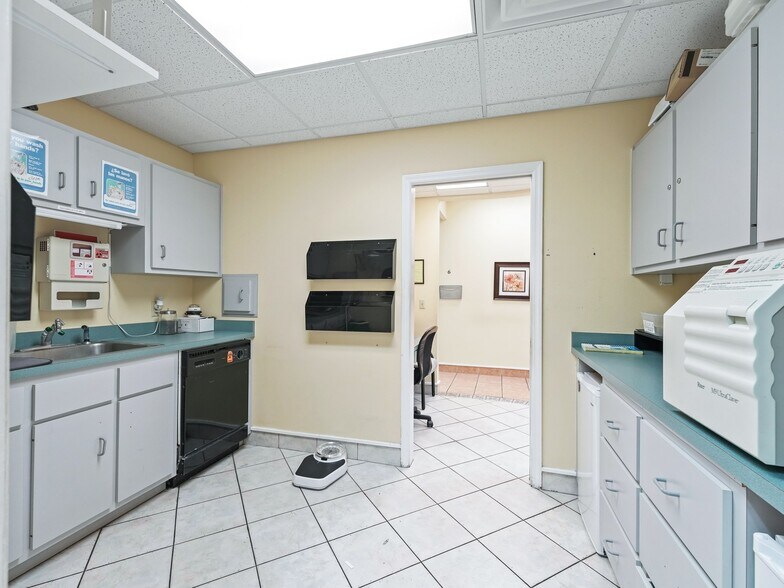 More Photos Of 1414 E Main St, Leesburg Medical For Sale