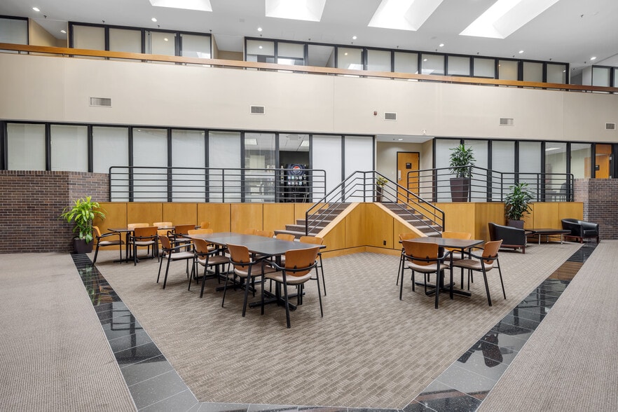 More Photos Of 2055 Craigshire Rd, Saint Louis Office For Lease