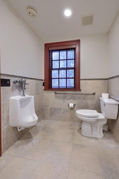 More Photos Of 711 Hartman Station Rd, Lancaster Office Residential For Lease