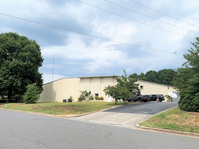More Photos Of 1734 University Commercial Pl, Charlotte Warehouse For Lease