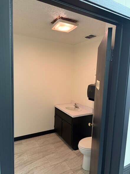 More Photos Of 914 S Southwest Loop 323, Tyler Industrial For Sale