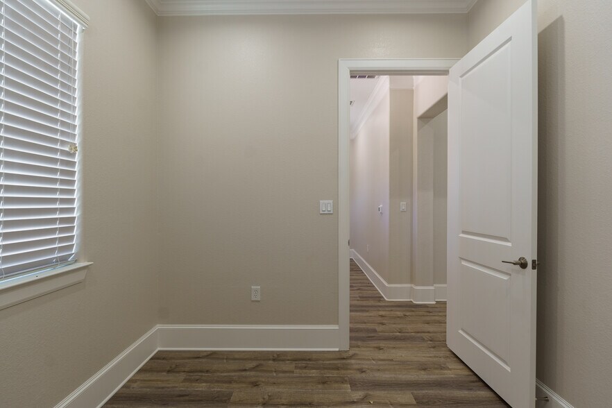 More Photos Of 19539 Champion Forest Dr, Spring Medical For Sale