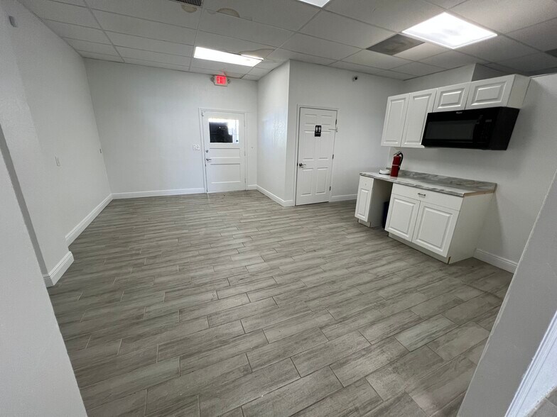 More Photos Of 3435 30th Ave N, Saint Petersburg Freestanding For Lease