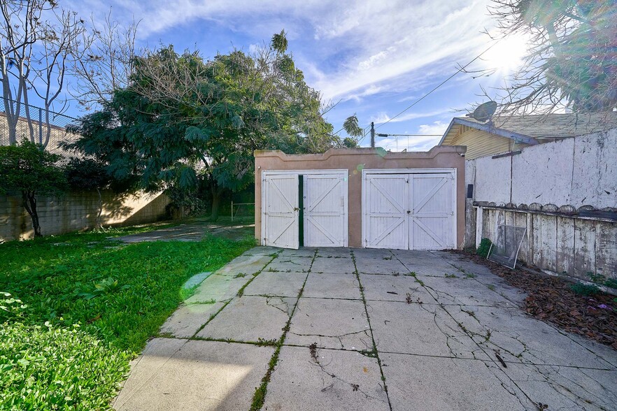 More Photos Of 3030 W 12th Pl, Los Angeles Land For Sale