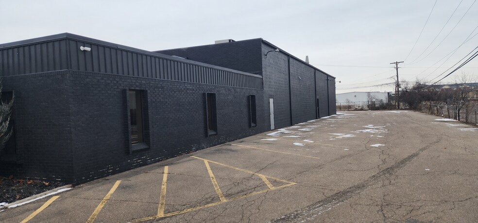 More Photos Of 2468-2470 Industrial Row Dr, Troy Warehouse For Lease