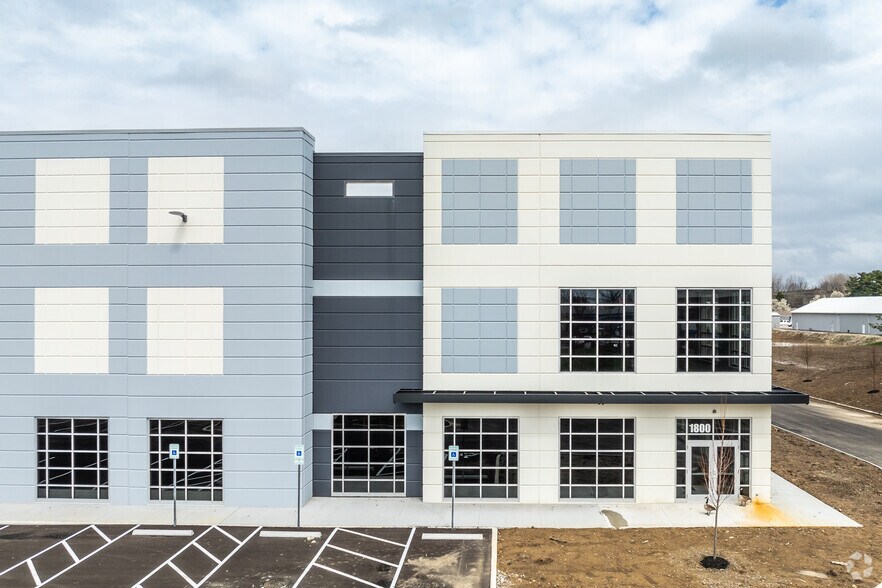 More Photos Of 1800 Deffenbaugh Ct, Columbus Distribution For Lease