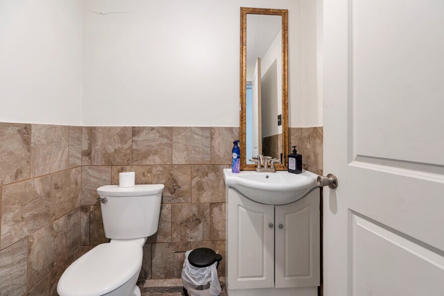 More Photos Of 4928 Imperial St, Burnaby Storefront Retail Residential For Lease