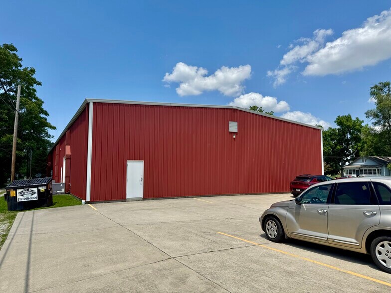 More Photos Of 2509 S 1st St, Terre Haute Showroom For Sale