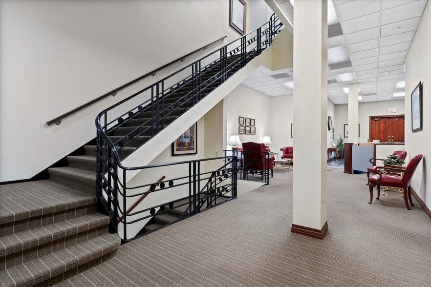 More Photos Of 200 S 6th St, Springfield Office For Lease