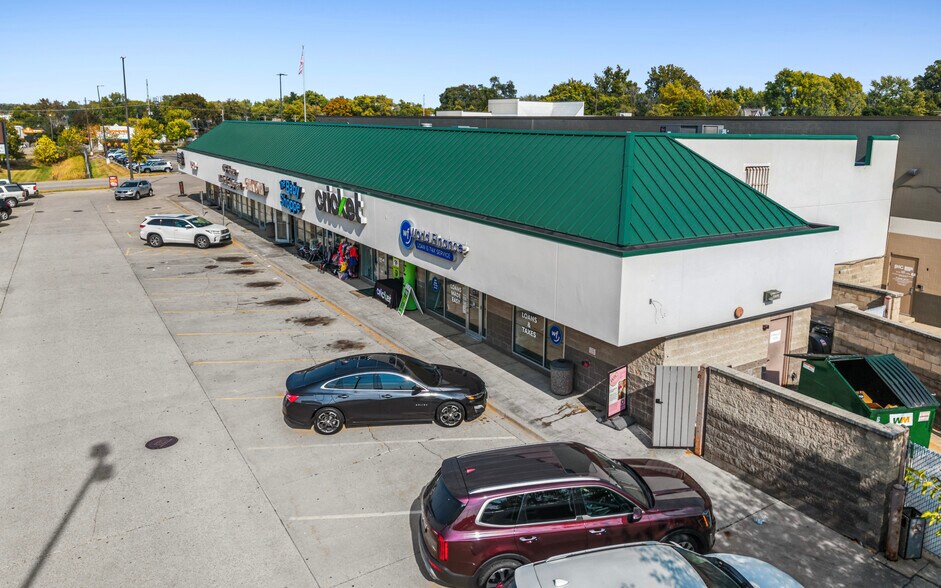 More Photos Of 1800 N Knoxville Ave, Peoria General Retail For Sale