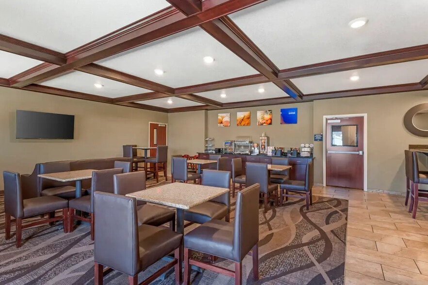 More Photos Of 215 N Commercial St, Morgan Hotel For Sale