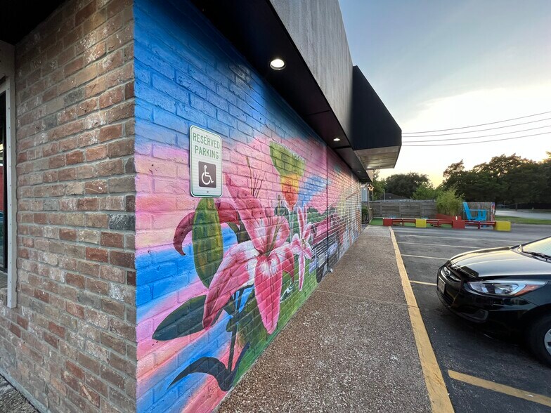 More Photos Of 2007 N Main St, Baytown General Retail For Sale