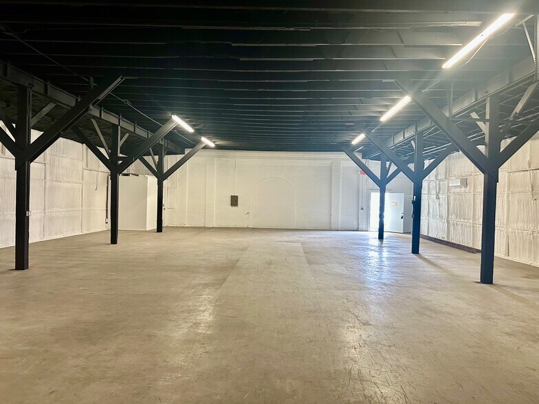 More Photos Of 200-232 W New Braunfels St, Seguin Warehouse For Lease