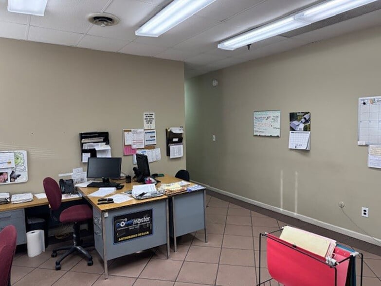 More Photos Of 140 Emjay Blvd, Brentwood Manufacturing For Sale