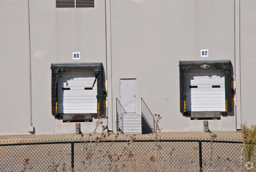 More Photos Of 3700 Pinnacle Point Dr, Dallas Distribution For Lease