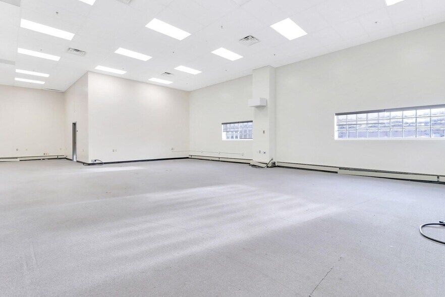 More Photos Of 40 Commercial Ave, Middletown Warehouse For Lease