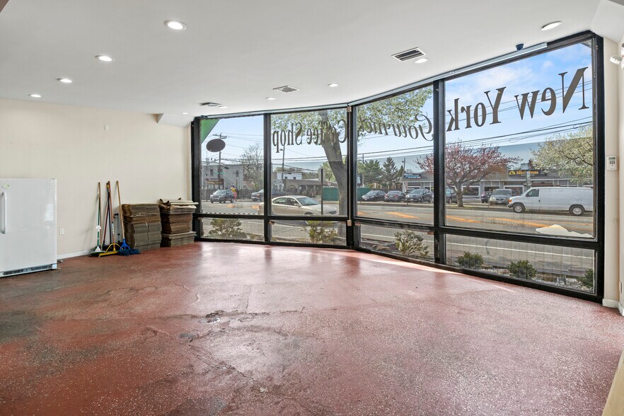 More Photos Of 99 Jericho Tpke, Mineola Freestanding For Sale