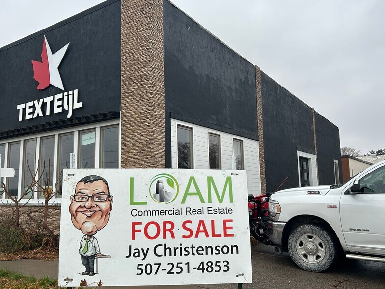 More Photos Of 102 SE 2nd Ave, Elgin Showroom For Sale