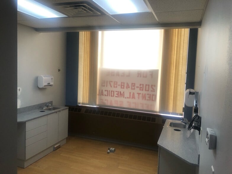 More Photos Of 115 7th St, Rockford Medical For Sale